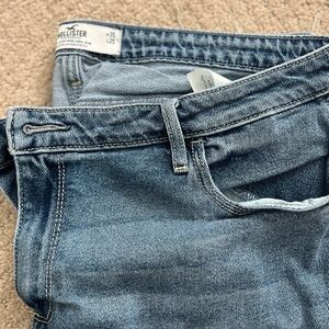 Hollister Curvy High Rise Mom Jeans